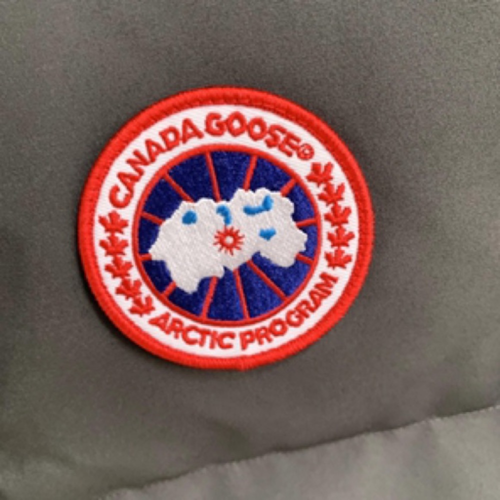 Canada Goose dark grey down vest - Picture 7 of 8